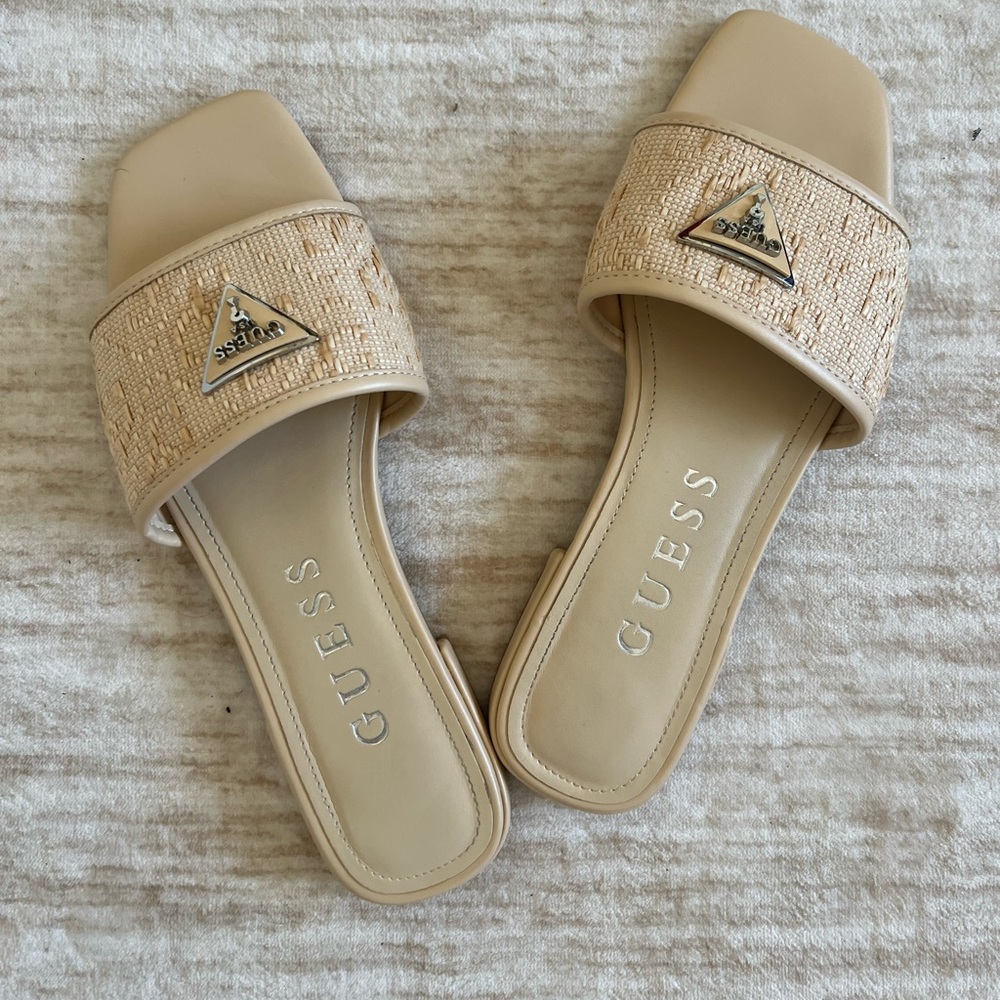 Guess Beige Raffia Slide Sandals with Gold Logo sz 9 pre owned